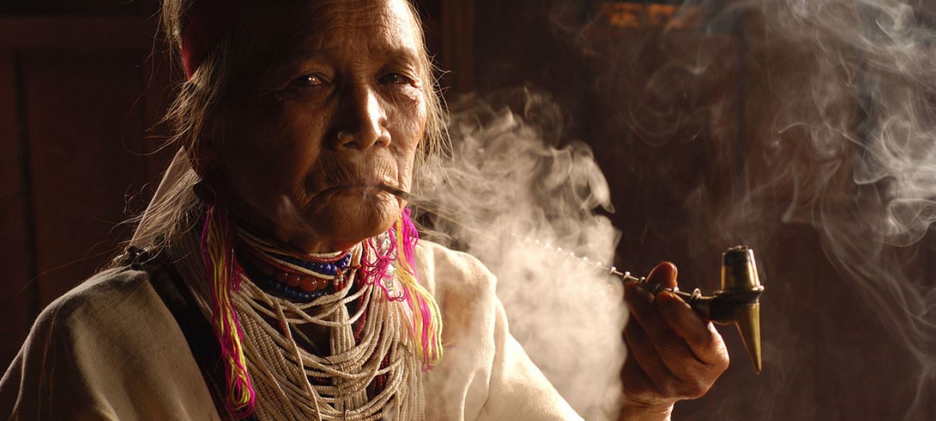 © UNICEF/Shehzad Noorani Más de la mitad de la población mundial está expuesta a los productos con tabaco.